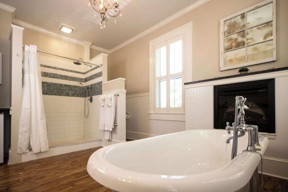 Siren Room | Bathroom | Free toiletries, towels, soap, shampoo