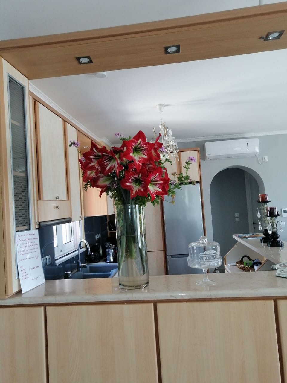The open kitchen with liliums from my kind friend Maria!!! 