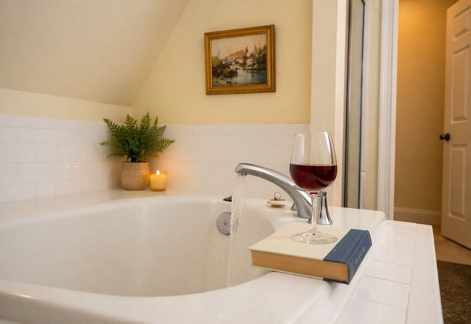 Double Room, 1 Queen Bed, Connecting Rooms | Bathroom | Free toiletries, towels, soap, shampoo