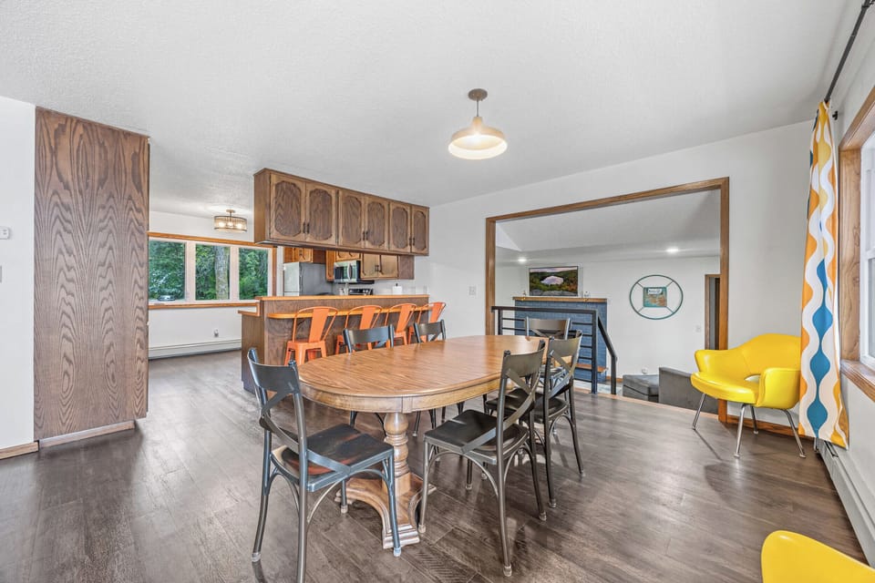 Table for 6, 2 leaves in closet, 2 extra chairs to seat 8. 4 bar stools too!