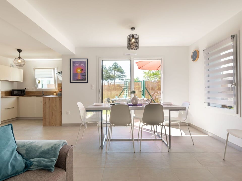 Table, Furniture, Tableware, Property, Sky, Chair, Textile, Interior Design, Wood, Tree
