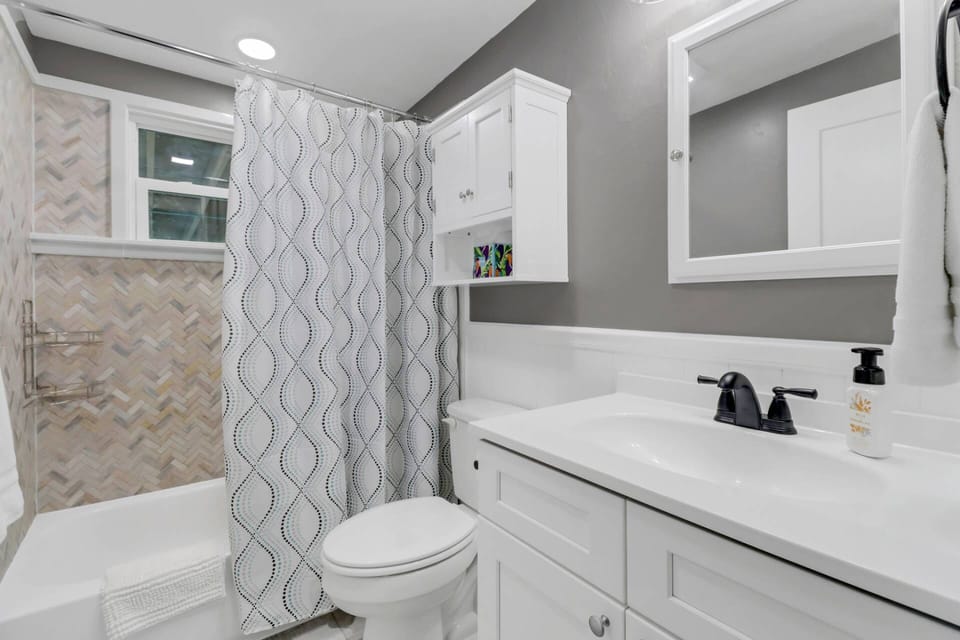 The bathroom features a combination bathtub/shower; bath towels are included.