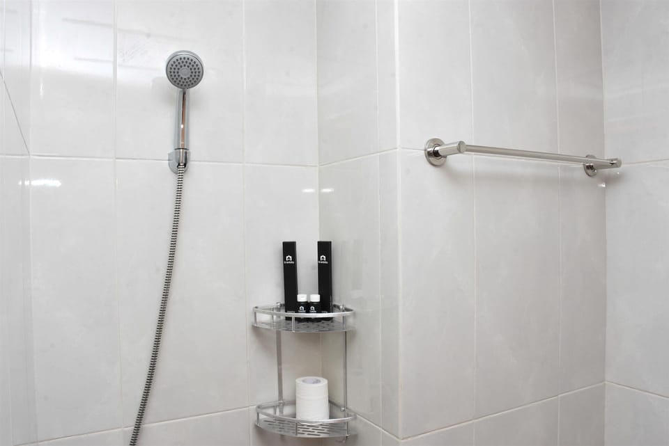 Studio | Bathroom | Shower, free toiletries, towels