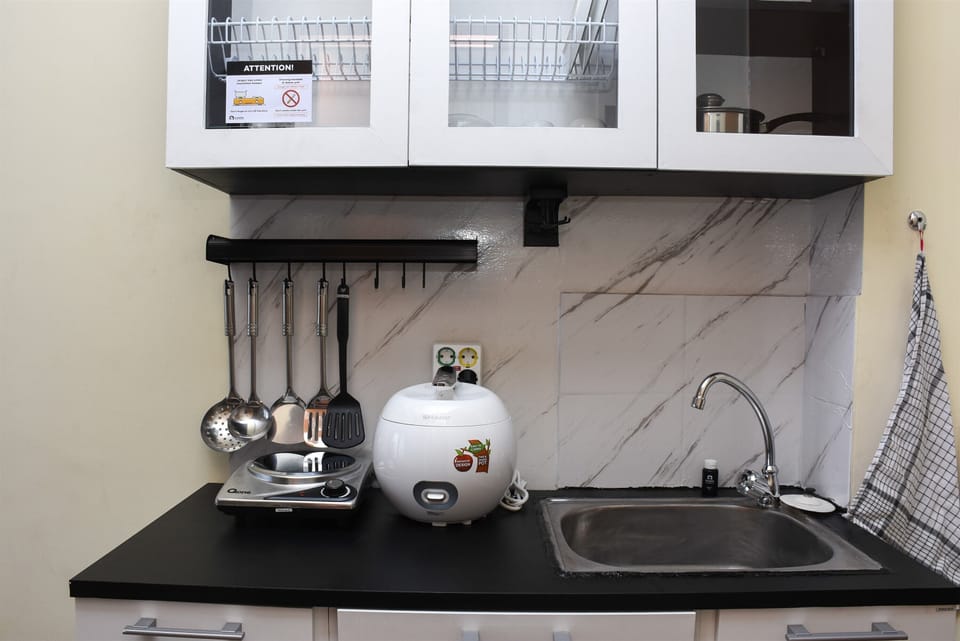 Studio | Private kitchen | Fridge, stovetop, cookware/dishes/utensils