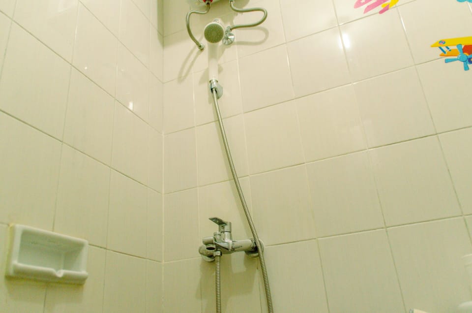 Apartment, 2 Bedrooms | Bathroom | Shower, free toiletries, towels