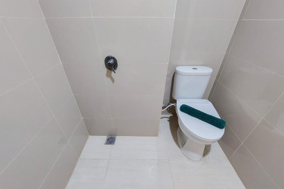 Studio | Bathroom | Shower, free toiletries, towels