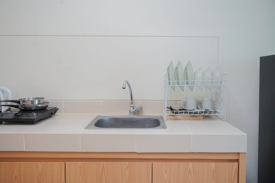 Studio | Private kitchen | Fridge, stovetop, cookware/dishes/utensils
