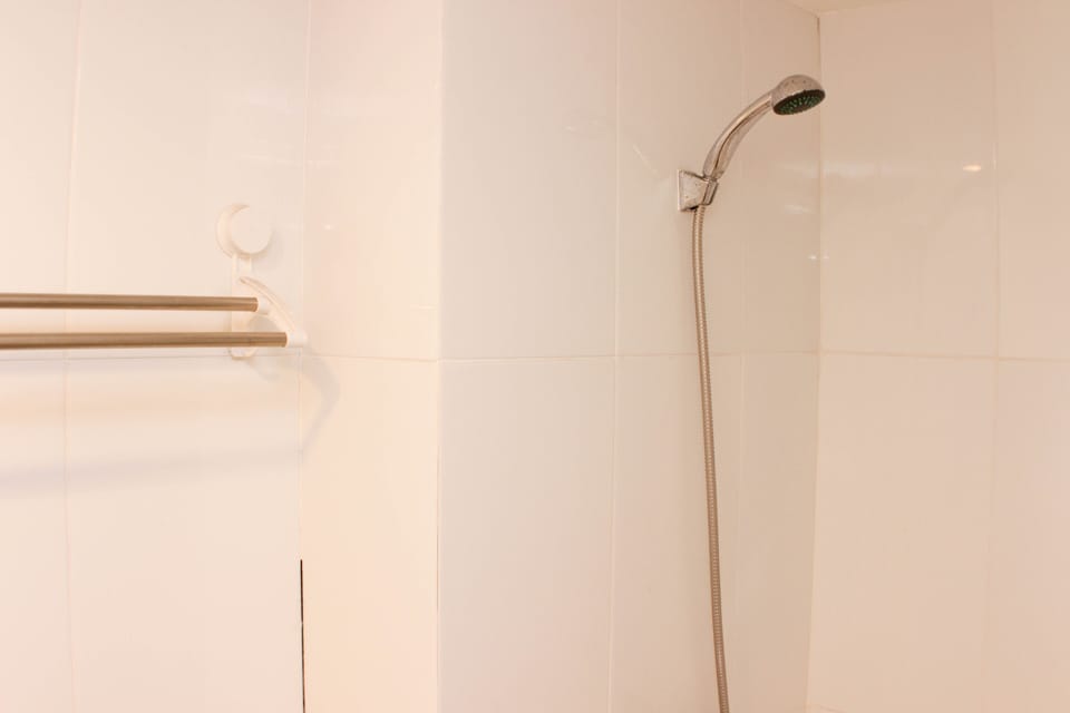 Studio | Bathroom | Shower, free toiletries, towels