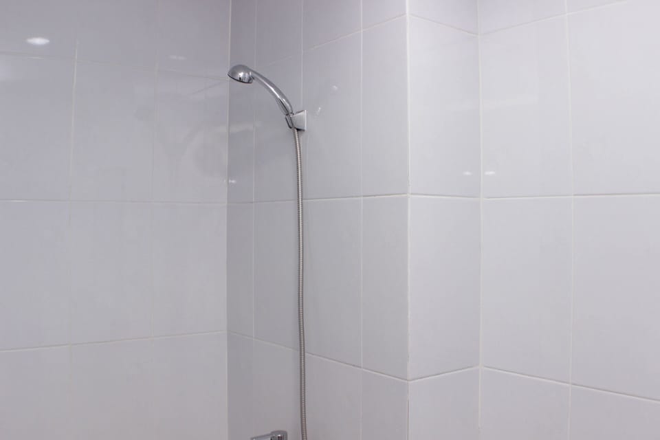 Studio | Bathroom | Shower, free toiletries, towels