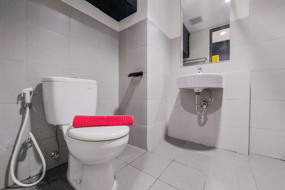 Studio | Bathroom | Shower, free toiletries, towels