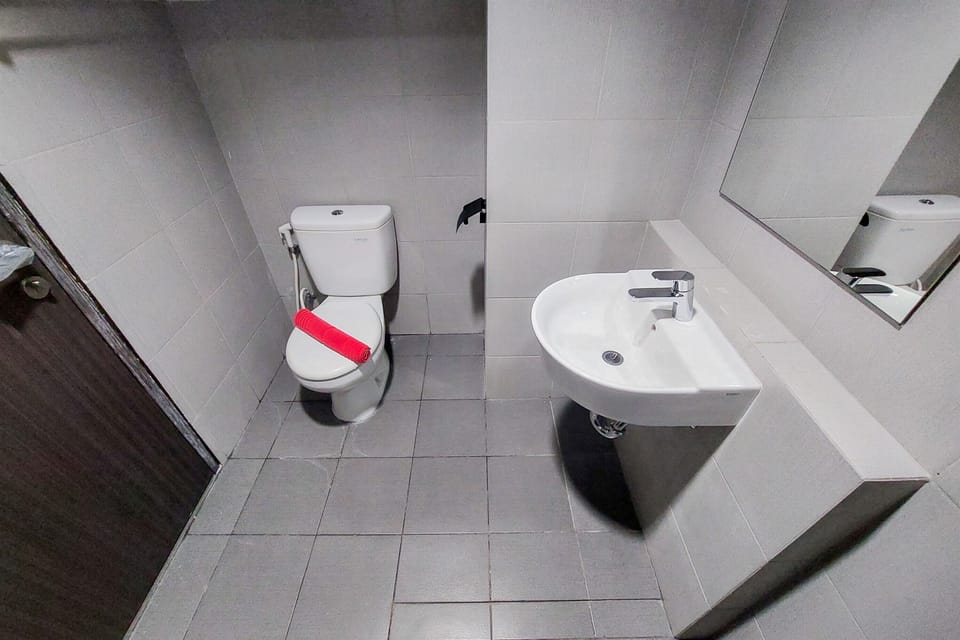Studio | Bathroom | Shower, free toiletries, towels