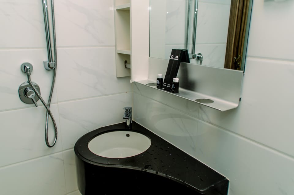 Studio | Bathroom | Shower, free toiletries, towels