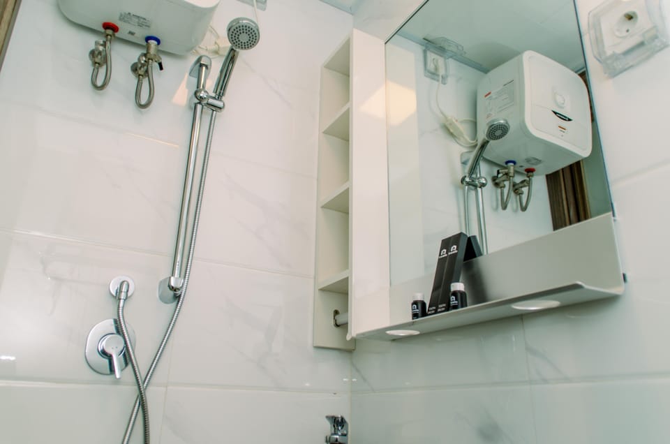 Studio | Bathroom | Shower, free toiletries, towels