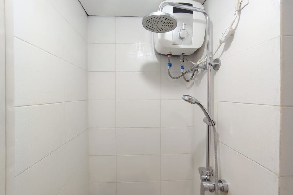 Studio | Bathroom | Shower, free toiletries, towels