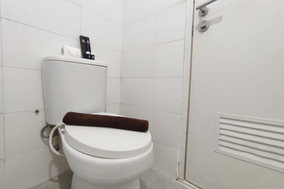 Studio | Bathroom | Shower, free toiletries, towels