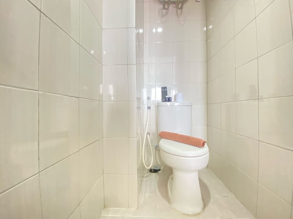 Studio | Bathroom | Shower, free toiletries, towels, soap