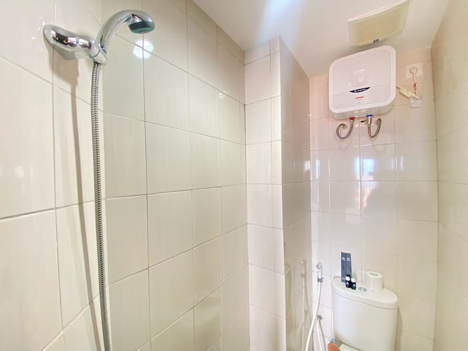 Studio | Bathroom | Shower, free toiletries, towels, soap