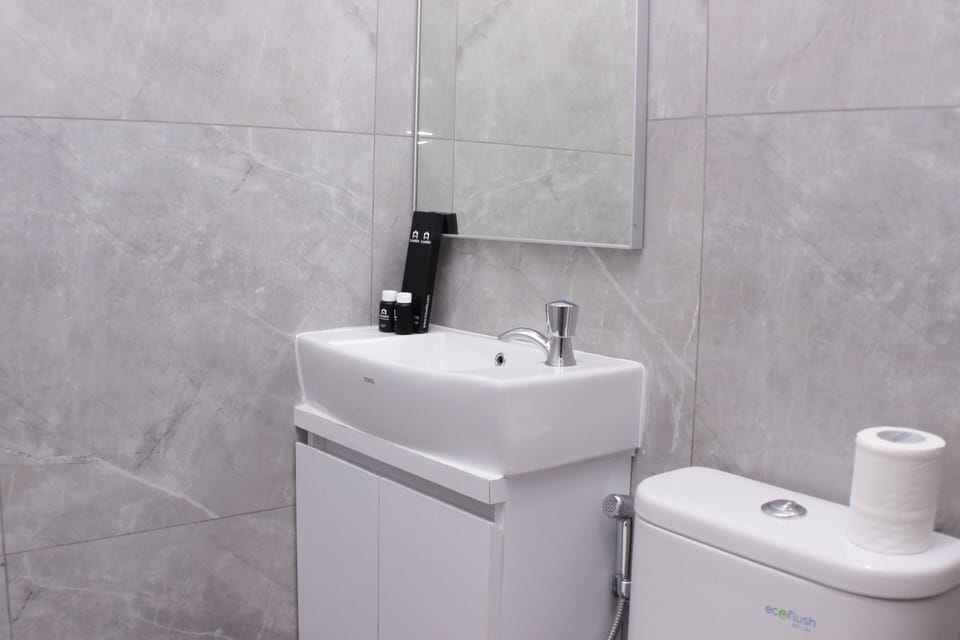 Studio | Bathroom | Shower, free toiletries, towels