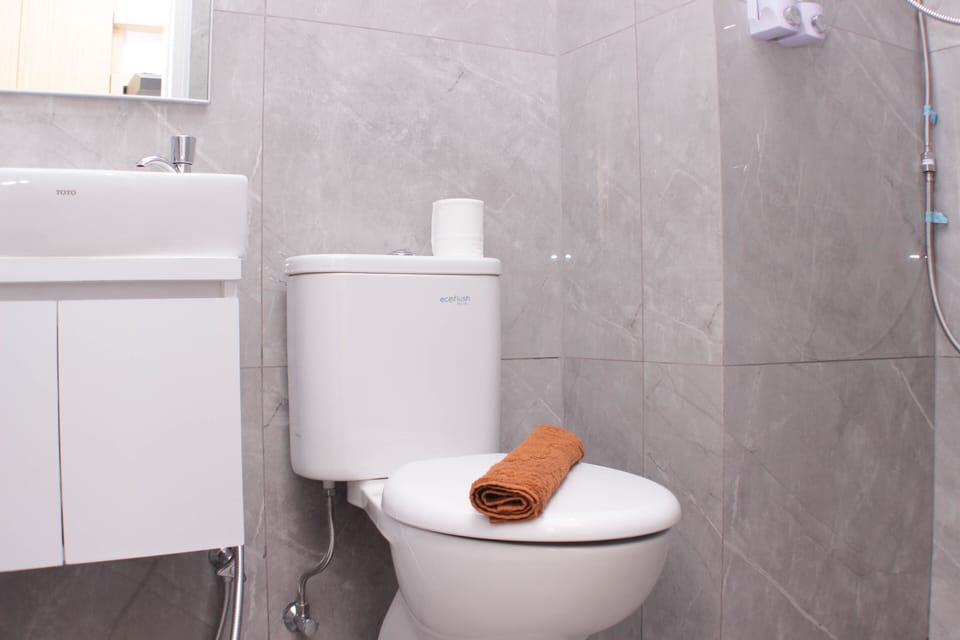 Studio | Bathroom | Shower, free toiletries, towels