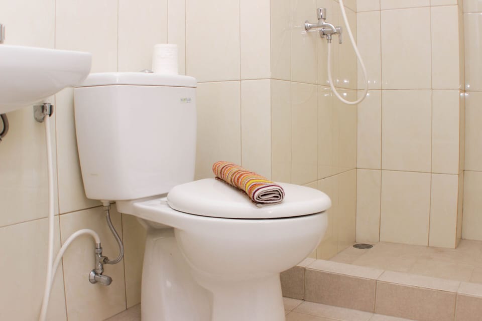 Apartment, 2 Bedrooms | Bathroom | Shower, free toiletries, towels