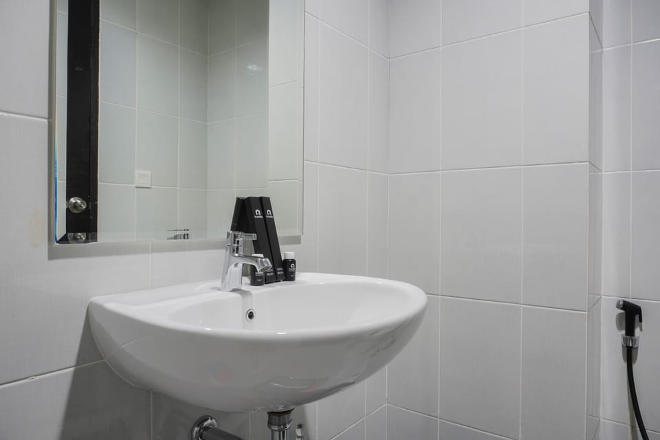 Studio | Bathroom | Shower, free toiletries, towels, soap