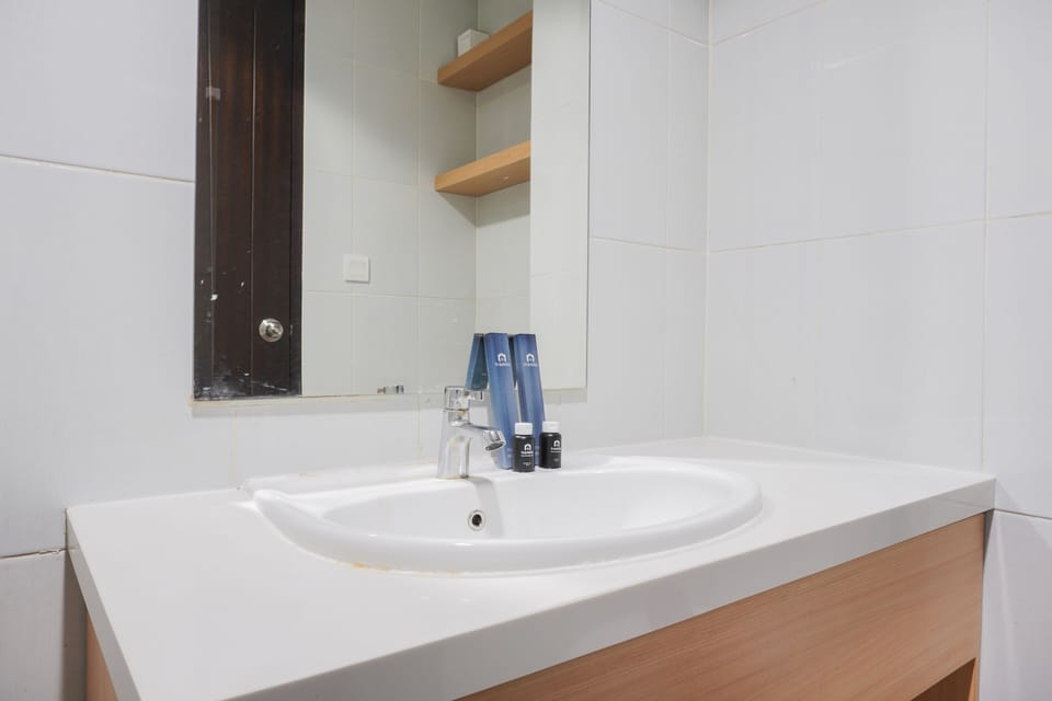 Studio | Bathroom | Shower, free toiletries, towels, soap