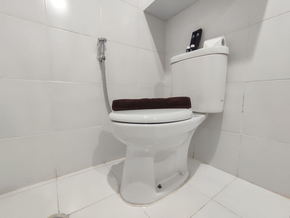 Studio | Bathroom | Shower, free toiletries, towels, soap
