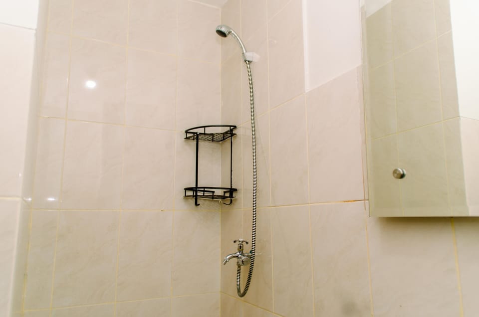 Studio | Bathroom | Shower, free toiletries, towels, soap