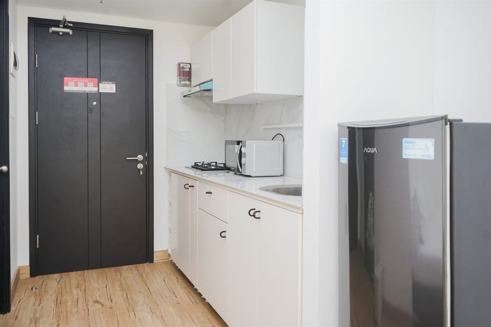 Studio | Private kitchen | Fridge, stovetop, cookware/dishes/utensils
