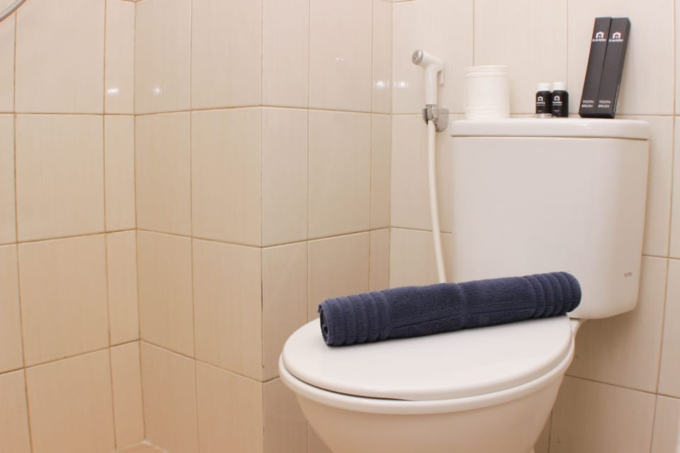 Studio | Bathroom | Shower, free toiletries, towels