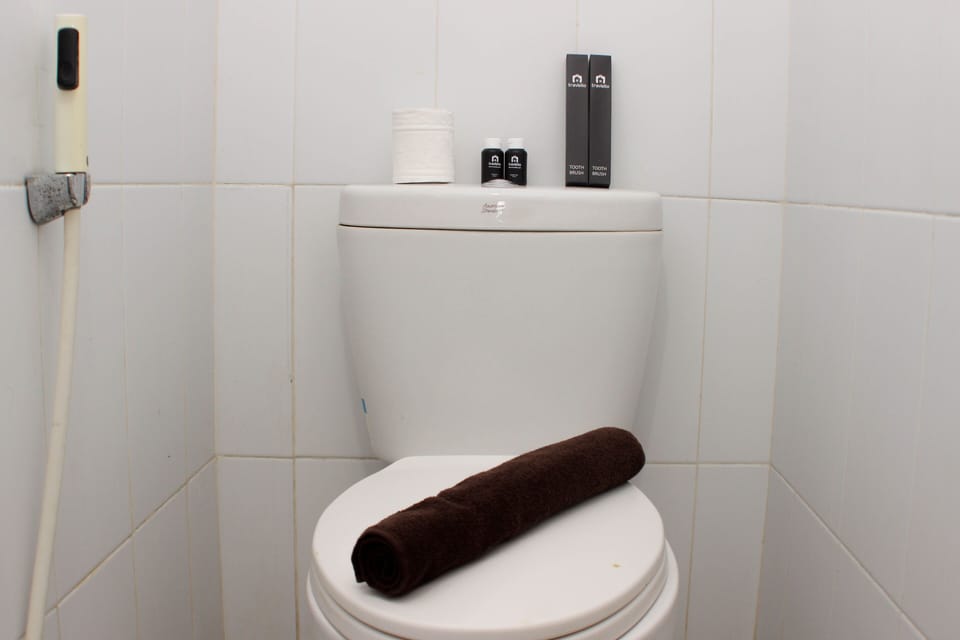 Studio | Bathroom | Shower, free toiletries, towels