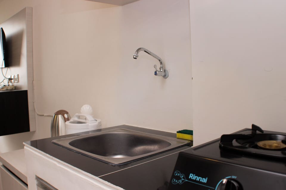 Studio | Private kitchen | Fridge, stovetop, cookware/dishes/utensils