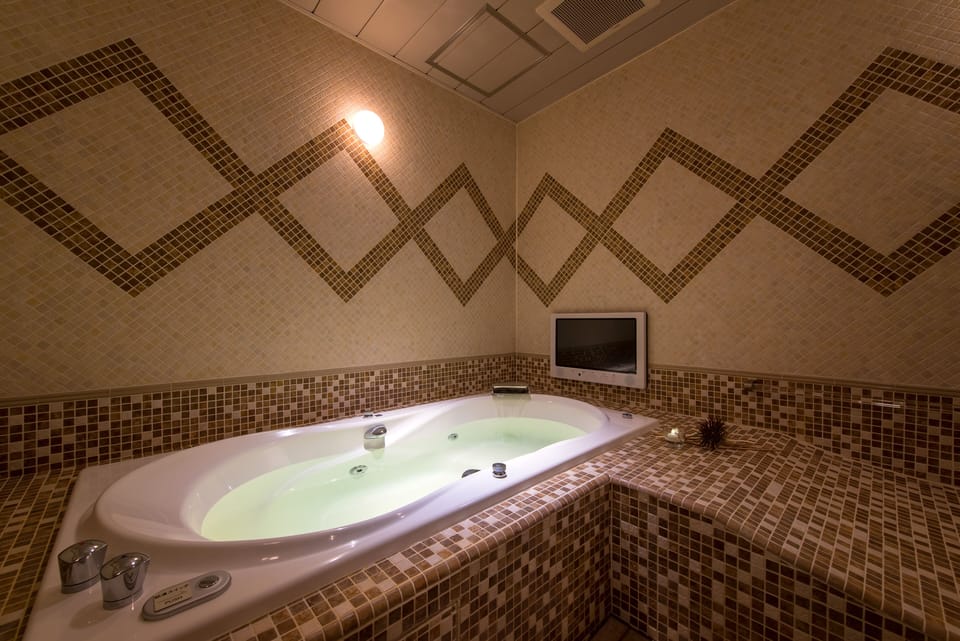 Superior Double Room | Bathroom | Combined shower/tub, jetted tub, free toiletries, hair dryer