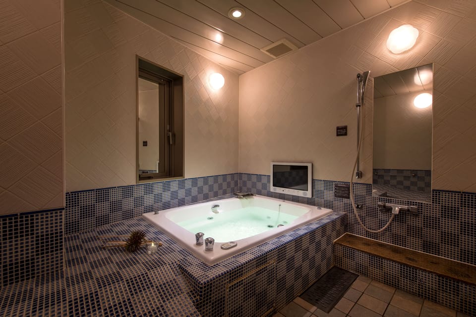 Standard Double Room | Bathroom | Combined shower/tub, jetted tub, free toiletries, hair dryer
