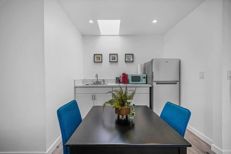 Kitchenette with dining table