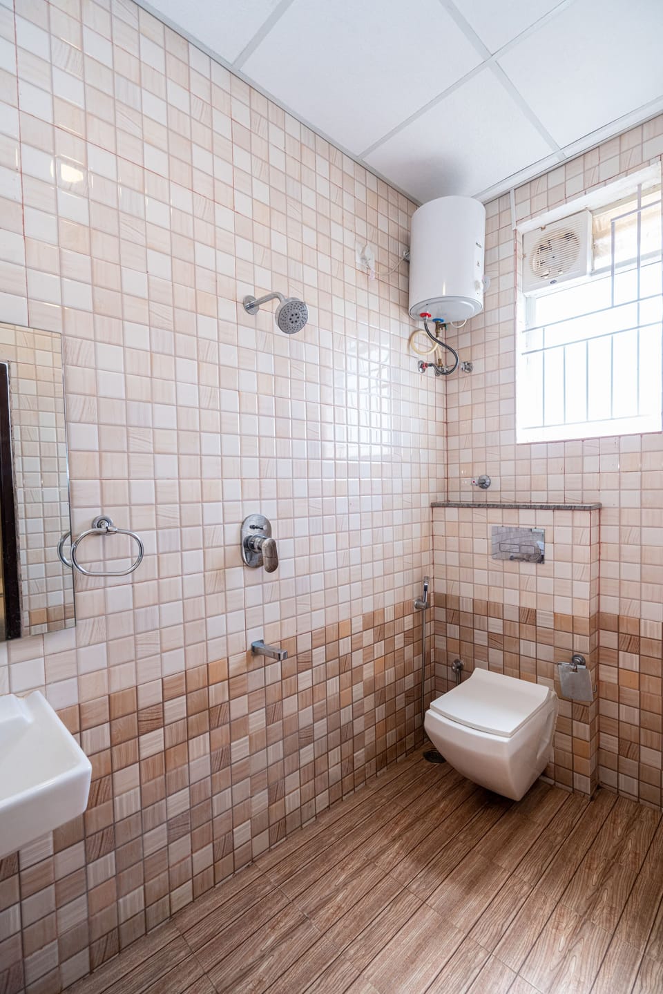 Combined shower/tub, towels