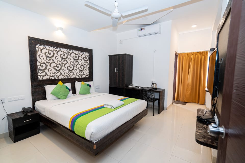 Deluxe Room | Desk, laptop workspace, free WiFi, bed sheets