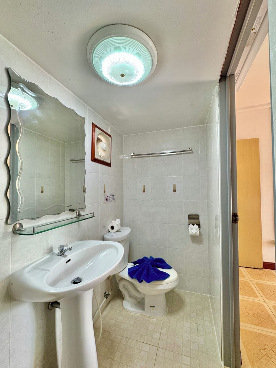 Deluxe Double Room, 1 King Bed | Bathroom | Shower, free toiletries, hair dryer, towels