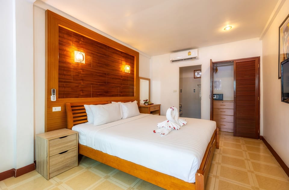 Superior Double Room, 1 Double Bed | Minibar, in-room safe, desk, blackout drapes