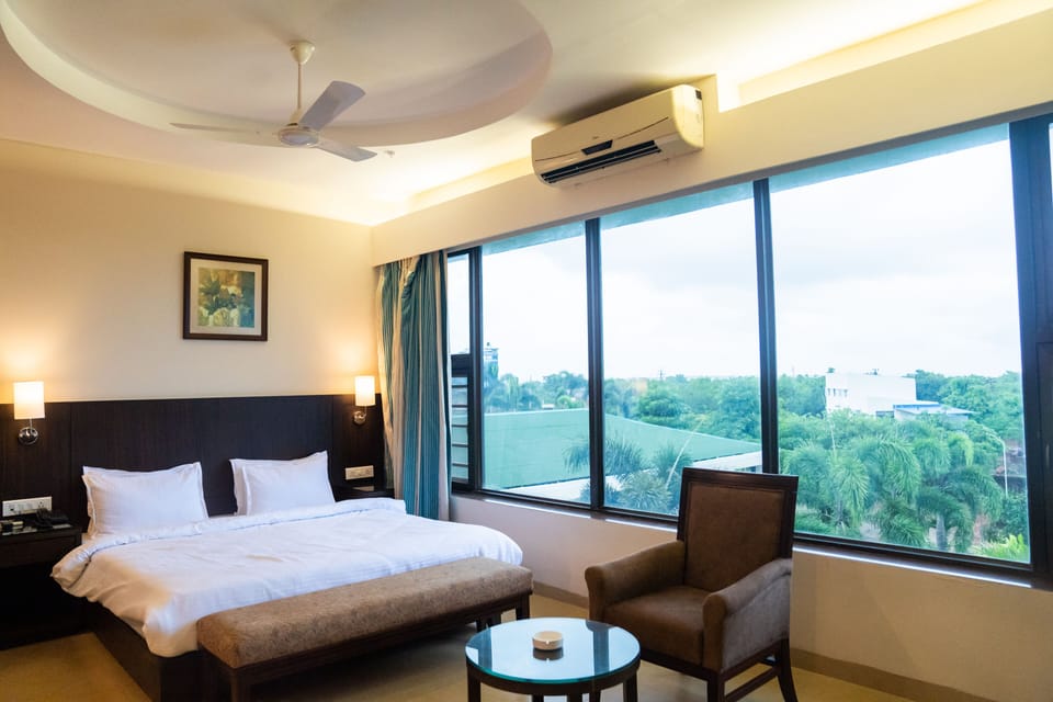 Premium Suite | Minibar, desk, laptop workspace, blackout drapes