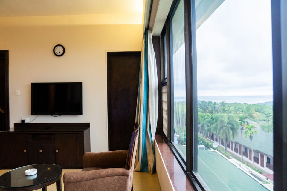 Premium Suite | Minibar, desk, laptop workspace, blackout drapes