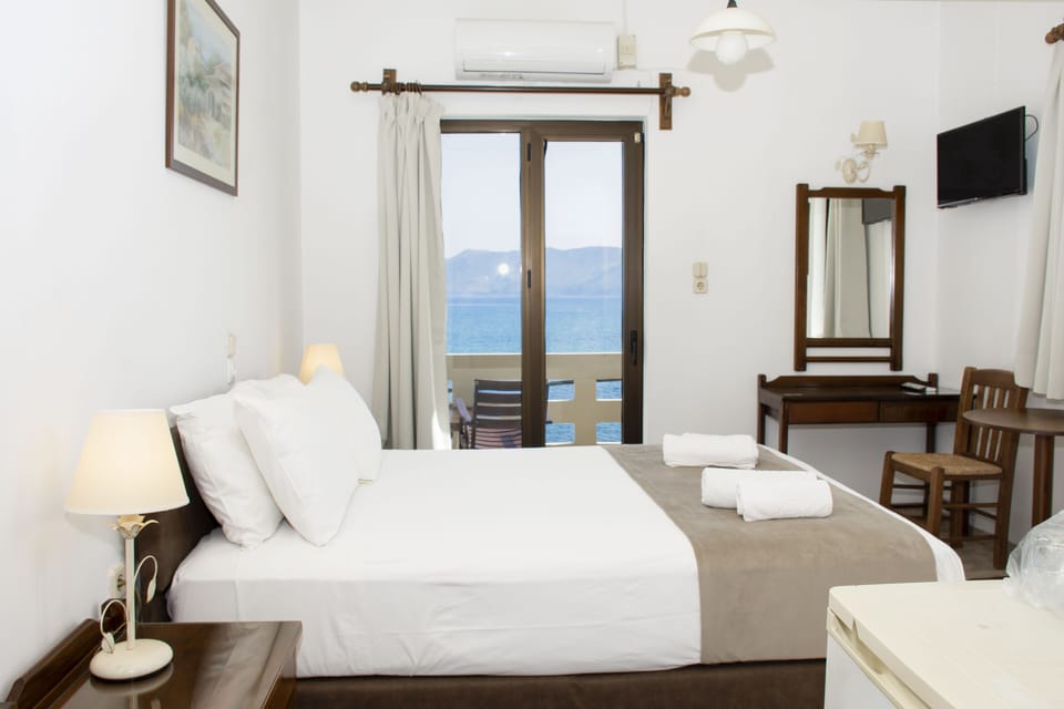 Basic Double Room | Minibar, in-room safe, individually decorated, individually furnished