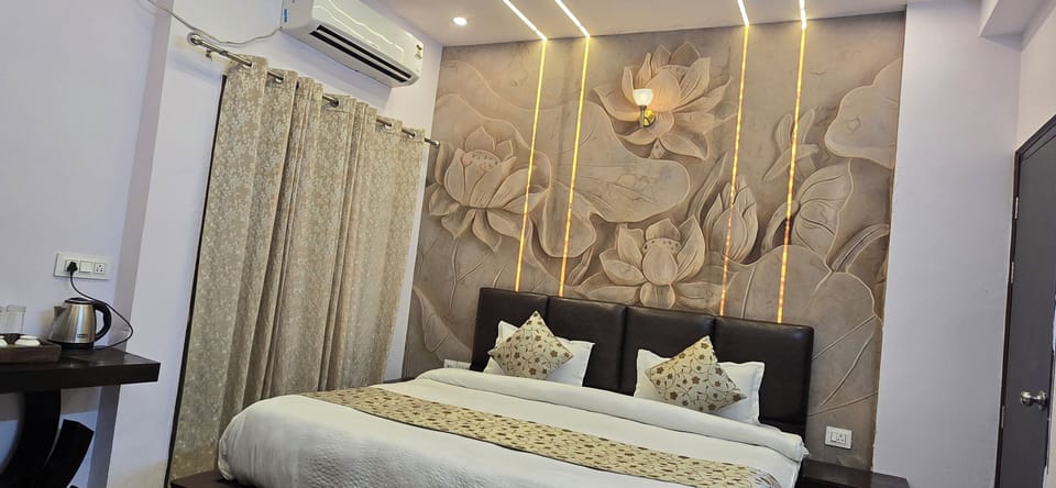 Standard Room | Egyptian cotton sheets, premium bedding, laptop workspace, soundproofing