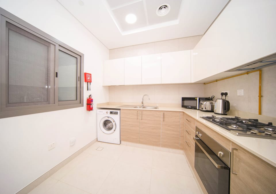 Deluxe Apartment, Non Smoking, Balcony | Private kitchen | Full-size fridge, microwave, oven, stovetop