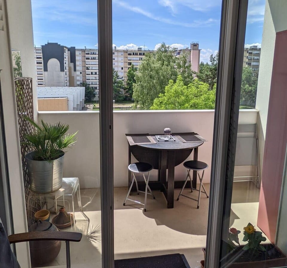 Dans la loggia- balcon une table pour déjeuner ou dîner avec une vue sur le...