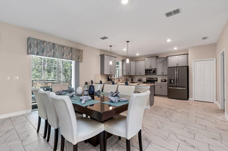 Villa, 6 Bedrooms | In-room dining