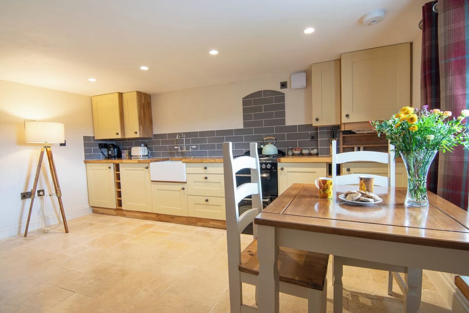 Cottage, 1 Bedroom | Private kitchen | Microwave
