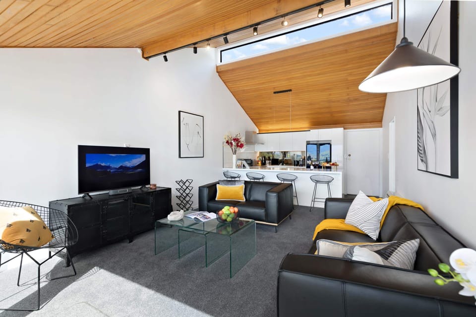 Lounge: Bright, stylish space with stunning views, perfect for relaxation and entertainment!
