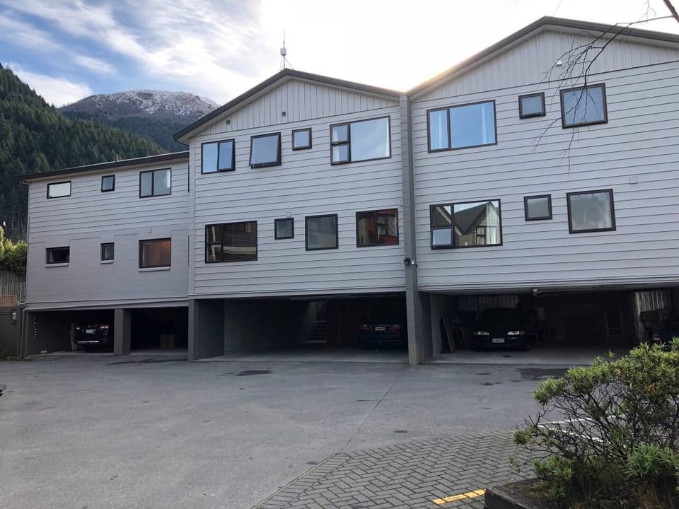 Centre Carport