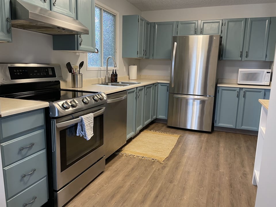 Fully equipped kitchen - dishwasher, refrigerator, microwave. 